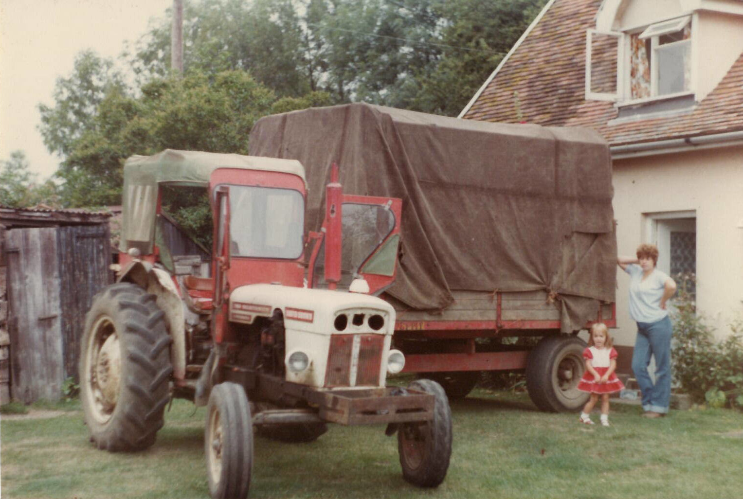 Moving out of Elm Farmhouse, 24 Aug 1983 - Sue & Lisa Rogers with DB780